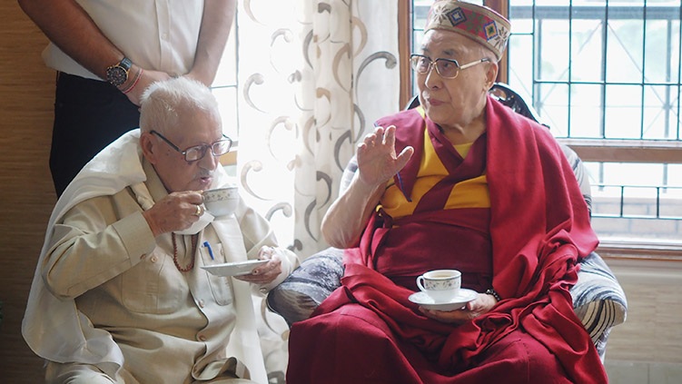 Su Santidad el Dalái Lama se detiene a tomar el té con un viejo amigo en su casa de Mandi, camino a Manali, HP, India, el 10 de agosto de 2019. Foto de Jeremy Russell