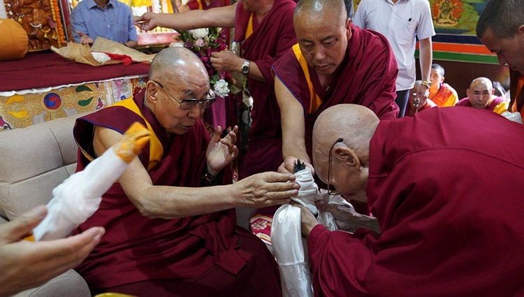 El Abad del Monasterio de Ön Ngari, Gomang Khensur Lobsang Samten, haciendo ofrendas tradicionales a Su Santidad el Dalái Lama durante las ceremonias de bienvenida en el monasterio de Manali, HP, India, el 10 de agosto de 2019. Foto de Lobsang Tsering