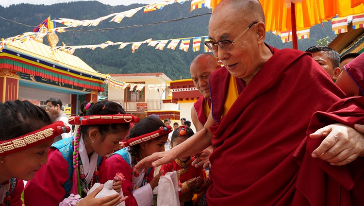 Su Santidad el Dalái Lama saluda a los jóvenes estudiantes vestidos de forma tradicional mientras se dirige a su residencia en el Monasterio Ön Ngari de Manali, HP, India, el 10 de agosto de 2019. Foto de Lobsang Tsering