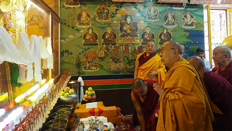 Su Santidad el Dalái Lama presenta sus respetos ante las estatuas de Buda y Avalokiteshvara antes de tomar asiento en el Monasterio Ön Ngari en Manali, HP, India, el 23 de agosto de 2019. Foto de Jeremy Russell