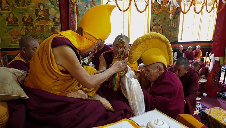 El Abad Lobsang Samten presentando ofrendas tradicionales durante una Ofrenda de Larga Vida por Su Santidad el Dalái Lama durante su visita al Monasterio Ön Ngari en Manali, HP, India el 23 de agosto de 2019. Foto de Ven Tenzin Jamphel