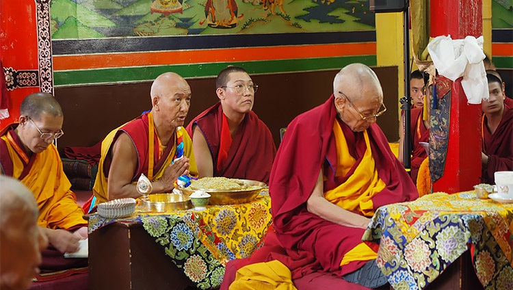 Monjes de alto rango escuchando a Su Santidad el Dalái Lama durante su visita al Monasterio Ön Ngari en Manali, HP, India, el 23 de agosto de 2019. Foto de Jeremy Russell