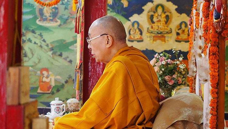 Su Santidad el Dalái Lama dirigiéndose a los monjes durante su visita al Monasterio de Ön Ngari en Manali, HP, India, el 23 de agosto de 2019. Foto de Ven Tenzin Jamphel
