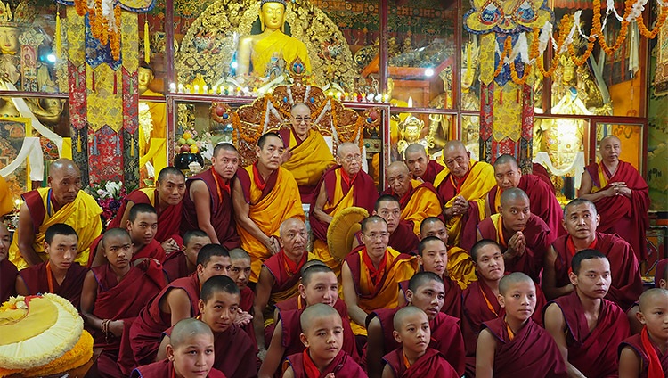 Su Santidad el Dalái Lama posando con monjes del monasterio durante su visita al Monasterio Ön Ngari en Manali, HP, India el 23 de agosto de 2019. Foto de Jeremy Russell