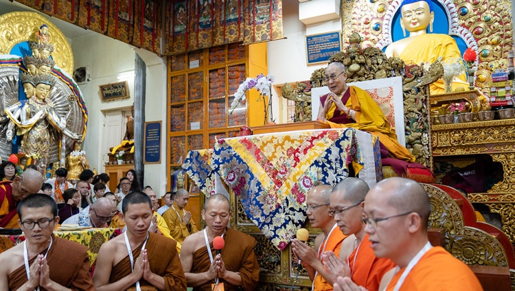 Monjes tailandeses recitan el «Mangala Sutta» en Pali al comienzo del segundo día de las enseñanzas de Su Santidad el Dalái Lama en el Templo Principal Tibetano en Dharamsala, HP, India, el 5 de septiembre de 2019. Foto de Tenzin Choejor