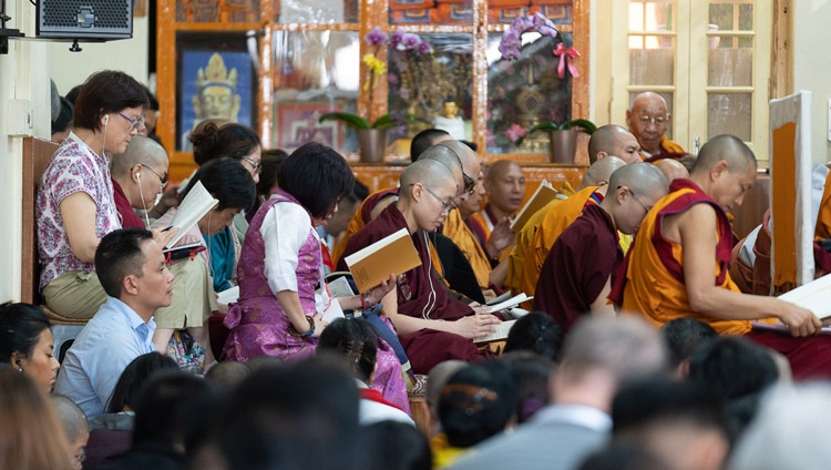Miembros de la multitud sentados en el patio del Templo Principal Tibetano observando a Su Santidad el Dalái Lama hablar en el segundo día de sus enseñanzas en Dharamsala, HP, India el 5 de septiembre de 2019. Foto de Matteo Passigato