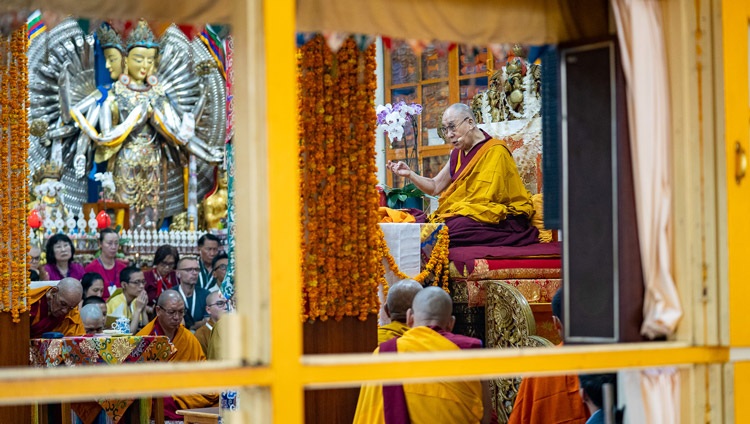 Su Santidad el Dalái Lama se dirigió a la reunión del tercer día de sus enseñanzas a petición de grupos de Asia en el Templo Principal Tibetano en Dharamsala, HP, India, el 6 de septiembre de 2019. Foto de Matteo Passigato