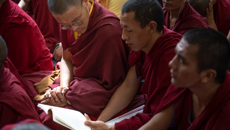 Monjes siguiendo el texto durante el tercer día de las enseñanzas de Su Santidad el Dalái Lama en el Templo Principal Tibetano en Dharamsala, HP, India el 6 de septiembre de 2019. Foto de Matteo Passigato