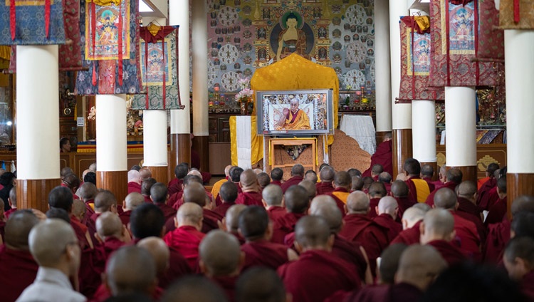 Monásticos en el templo de Kalachakra viendo a Su Santidad el Dalái Lama en una pantalla de televisión durante el tercer día de sus enseñanzas en Dharamsala, HP, India, el 6 de septiembre de 2019. Foto de Matteo Passigato