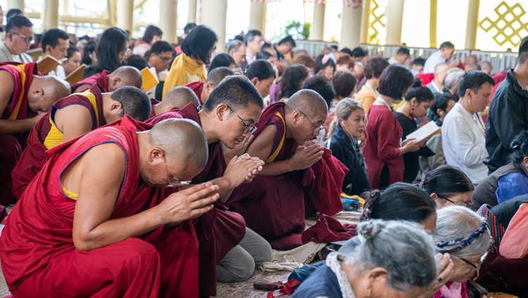 Miembros de la multitud arrodillados mientras Su Santidad el Dalái Lama dirige la asamblea durante la ceremonia para generar la mente del despertar o bodichita en el tercer día de sus enseñanzas en el Templo Principal Tibetano en Dharamsala, HP, India, el 6 de septiembre de 2019. Foto de Matteo Passigato