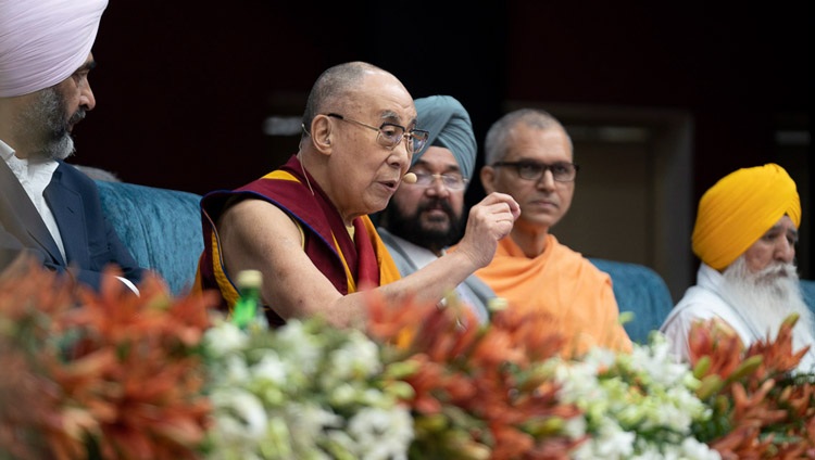 Su Santidad el Dalái Lama hablando en el cónclave interreligioso de la Universidad Guru Nanak Dev en Amritsar, Punjab, India, el 9 de noviembre de 2019. Foto de Tenzin Choejor