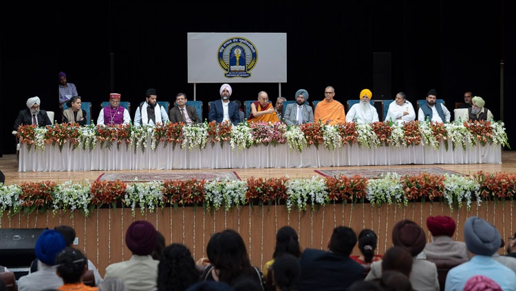 Una visión del escenario de la Universidad Guru Nanak Dev mientras Su Santidad el Dalái Lama se dirige al Cónclave Interreligioso en Amritsar, Punjab, India, el 9 de noviembre de 2019. Foto de Tenzin Choejor