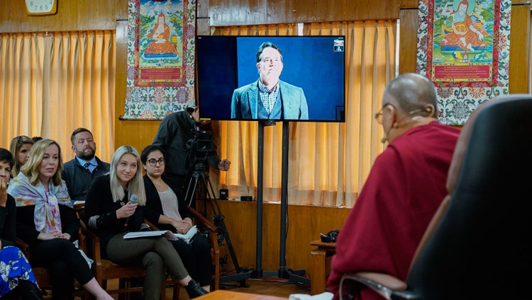 Un miembro de la audiencia de la Universidad de Seattle en el Estado de Washington haciendo una pregunta a Su Santidad el Dalái Lama a través de un enlace de video durante su programa en su residencia en Dharamsala, HP, India el 11 de noviembre de 2019. Foto de Ven Tenzin Jamphel