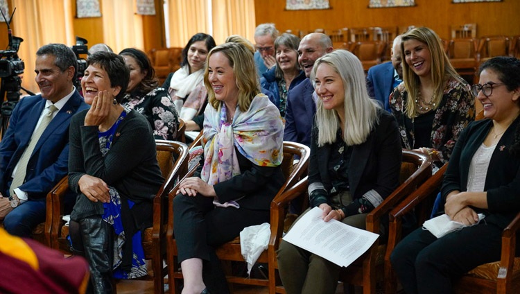 Miembros de la audiencia reaccionaron a los comentarios de Su Santidad el Dalái Lama durante su programa sobre el cultivo de la compasión en su residencia de Dharamsala, HP, India, el 11 de noviembre de 2019. Foto de Ven Tenzin Jamphel