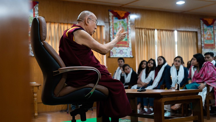 Su Santidad el Dalái Lama habla con budistas indios y estudiantes de comunicación de masas en su residencia de Dharamsala, HP, India, el 15 de noviembre de 2019. Foto de Tenzin Choejor