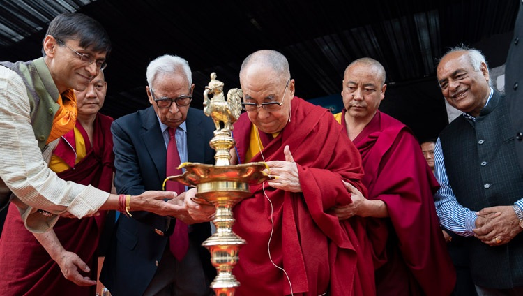Su Santidad el Dalái Lama se unió al Invitado de Honor, el Dr. Vinay Sahasrabuddhe y al Presidente del IIAS, Kapil Kapoor, en la inauguración de la 24ª Conferencia Conmemorativa de Sarvepalli Radhakrishnan en el Indian International Cnntre en Nueva Delhi, India, el 21 de noviembre de 2019. Foto de Tenzin Choejor