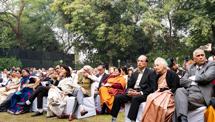 Algunas de las 250 personas que asistieron a la 24ª Conferencia Conmemorativa de Sarvepalli Radhakrishnan en el jardín de la fuente del Centro Internacional Indio en Nueva Delhi, India, el 21 de noviembre de 2019. Foto de Tenzin Choejor