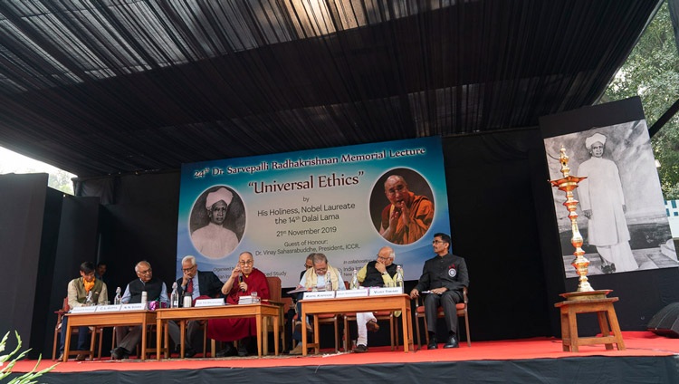 Una vista del escenario en el jardín de la fuente del Centro Internacional Indio mientras Su Santidad el Dalái Lama imparte la 24ª Conferencia Conmemorativa de Sarvepalli Radhakrishnan en Nueva Delhi, India, el 21 de noviembre de 2019. Foto de Tenzin Choejor