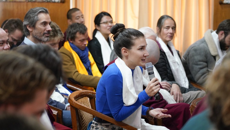 Una intérprete en formación hace una pregunta a Su Santidad el Dalái Lama durante su reunión con estudiantes de Estudios Tibetanos en su residencia de Dharamsala, HP, India, el 2 de diciembre de 2019. Foto de Ven Tenzin Jamphel