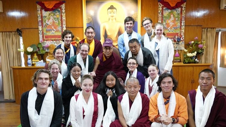 Su Santidad el Dalái Lama con una gorra obsequiada por estudiantes de Earlham College durante una foto de grupo después de su reunión en su residencia de Dharamsala, HP, India, el 2 de diciembre de 2019. Foto de Ven Tenzin Jamphel