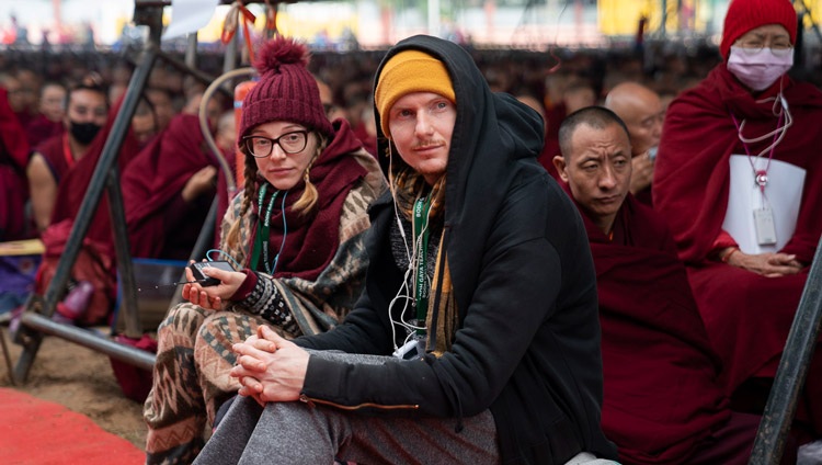 Miembros de la multitud estimada en 35.000 personas, incluyendo aquellos venidos de 67 países, escuchando a Su Santidad el Dalái Lama en el terreno de Kalachakra en Bodhgaya, Bihar, India, el 2 de enero de 2020. Foto de Tenzin Choejor