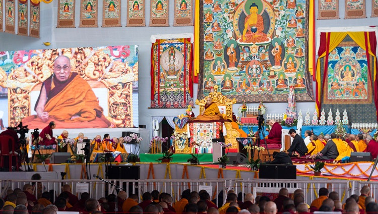 Una vista del escenario en el terreno de Kalachakra durante la enseñanza de Su Santidad el Dalái Lama en Bodhgaya, Bihar, India, el 2 de enero de 2020. Foto de Tenzin Choejor