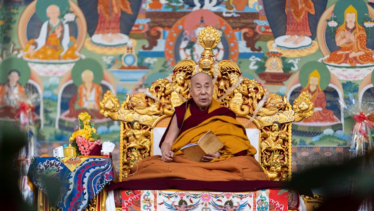 Su Santidad el Dalái Lama comentando sobre las «Treinta y siete prácticas de los bodisatvas» de Gyelsay Thogmé Sangpo durante su enseñanza en el terreno de Kalachakra en Bodhgaya, Bihar, India el 2 de enero de 2020. Foto de Tenzin Choejor