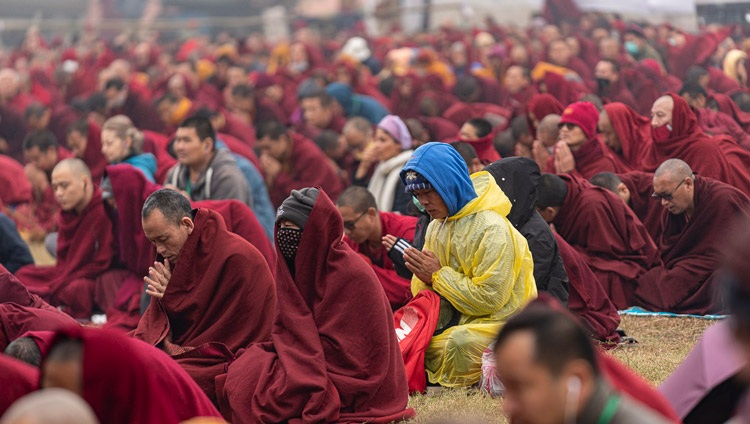 Miembros de la multitud escuchando a Su Santidad el Dalái Lama mientras reanuda el Ciclo de Enseñanzas de Manjushri en el terreno de Kalachakra en Bodhgaya, Bihar, India, el 4 de enero de 2020. Foto de Tenzin Choejor