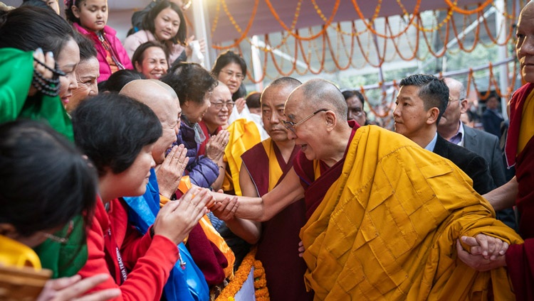 Su Santidad el Dalái Lama saluda a los miembros de la multitud cuando llega al terreno de Kalachakra en Bodhgaya, Bihar, India, el 5 de enero de 2020. Foto de Tenzin Choejor