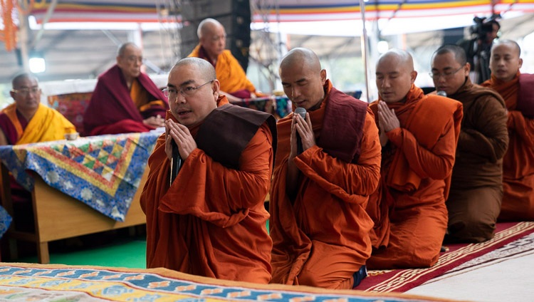 Monjes birmanos recitando parte del «Mangala Sutta» en Pali antes del comienzo de las enseñanzas de Su Santidad el Dalái Lama en el terreno de Kalachakra en Bodhgaya, Bihar, India, el 5 de enero de 2020. Foto de Tenzin Choejor
