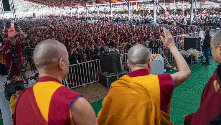 Su Santidad el Dalái Lama saludando a la multitud al salir del Terreno de Kalachakra al concluir sus enseñanzas en Bodhgaya, Bihar, India, el 6 de enero de 2020. Foto de Tenzin Choejor