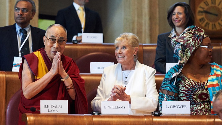 Su Santidad el Dalái Lama y Betty Williams en la 14ª Cumbre Mundial de Laureados de la Paz en Roma, Italia, el 14 de diciembre de 2014. Foto de Olivier Adam