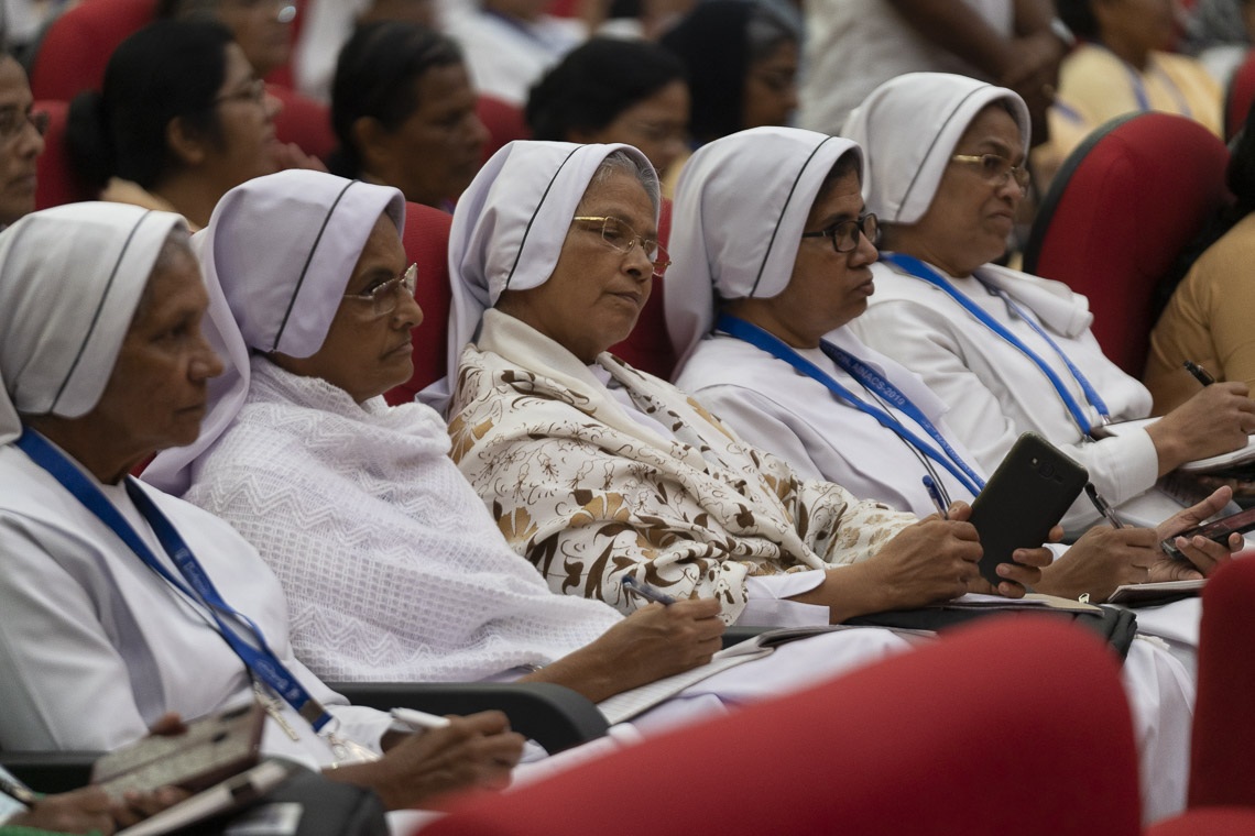 Las monjas de la audiencia que escuchaban a Su Santidad el Dalái Lama se dirigieron a la sesión matutina de la 52ª Convención Nacional de la Asociación de Escuelas Católicas de Toda la India en Mangaluru, Karnataka, India, el 30 de agosto de 2019. Foto de Tenzin Choejor