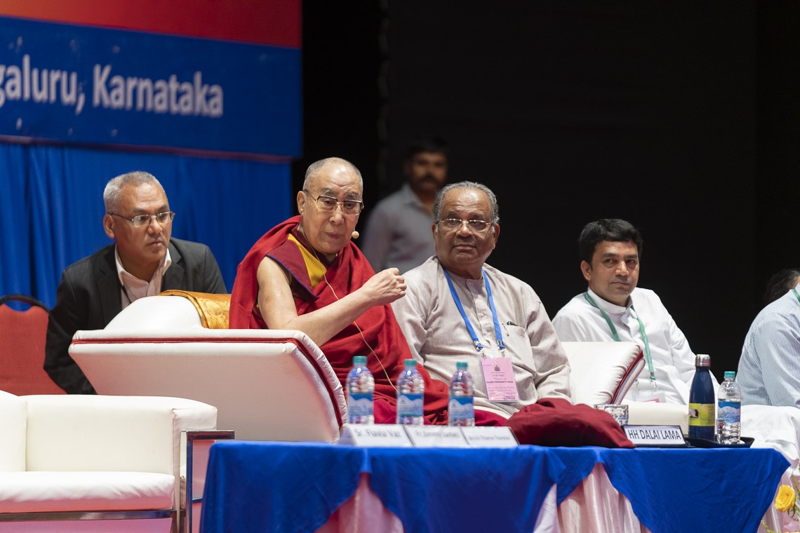  Su Santidad el Dalái Lama dirigiéndose a la sesión matutina de la 52ª Convención Nacional de la Asociación de Escuelas Católicas de toda la India en Mangaluru, Karnataka, India, el 30 de agosto de 2019. Foto de Tenzin Choejor