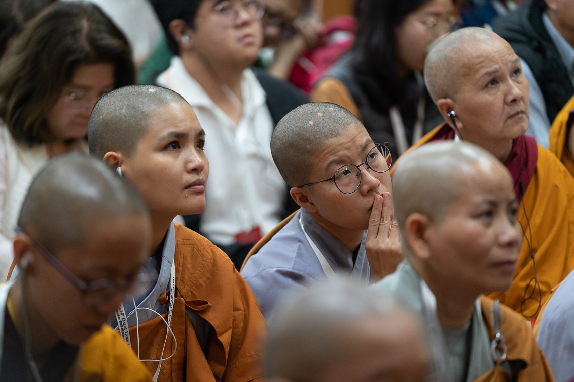 Miembros de la audiencia de Asia sentados dentro del Templo Principal Tibetano escuchando a Su Santidad el Dalái Lama hablando en el primer día de sus enseñanzas en Dharamsala, HP, India el 4 de septiembre de 2019. Foto de Tenzin Choejor