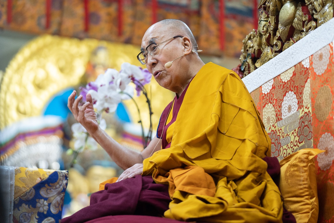 Su Santidad el Dalái Lama dirigiéndose a la reunión el primer día de sus enseñanzas en el Templo Principal Tibetano en Dharamsala, HP, India, el 4 de septiembre de 2019. Foto de Tenzin Choejor