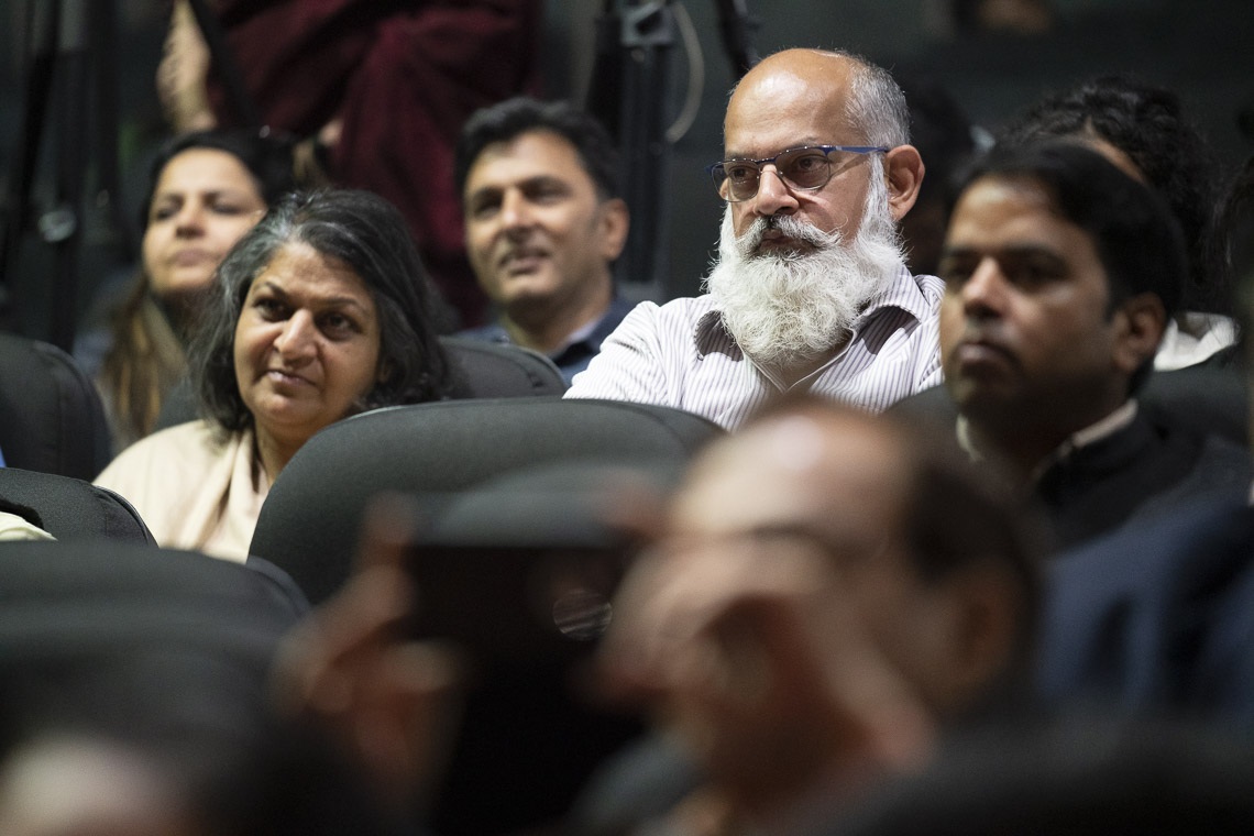 Miembros de la audiencia escuchando a Su Santidad el Dalái Lama en la 1ª Conferencia Conmemorativa de Yuvraj Krishan en el Auditorio Siri Fort en Nueva Delhi, India, el 8 de diciembre de 2018. Foto de Lobsang Tsering