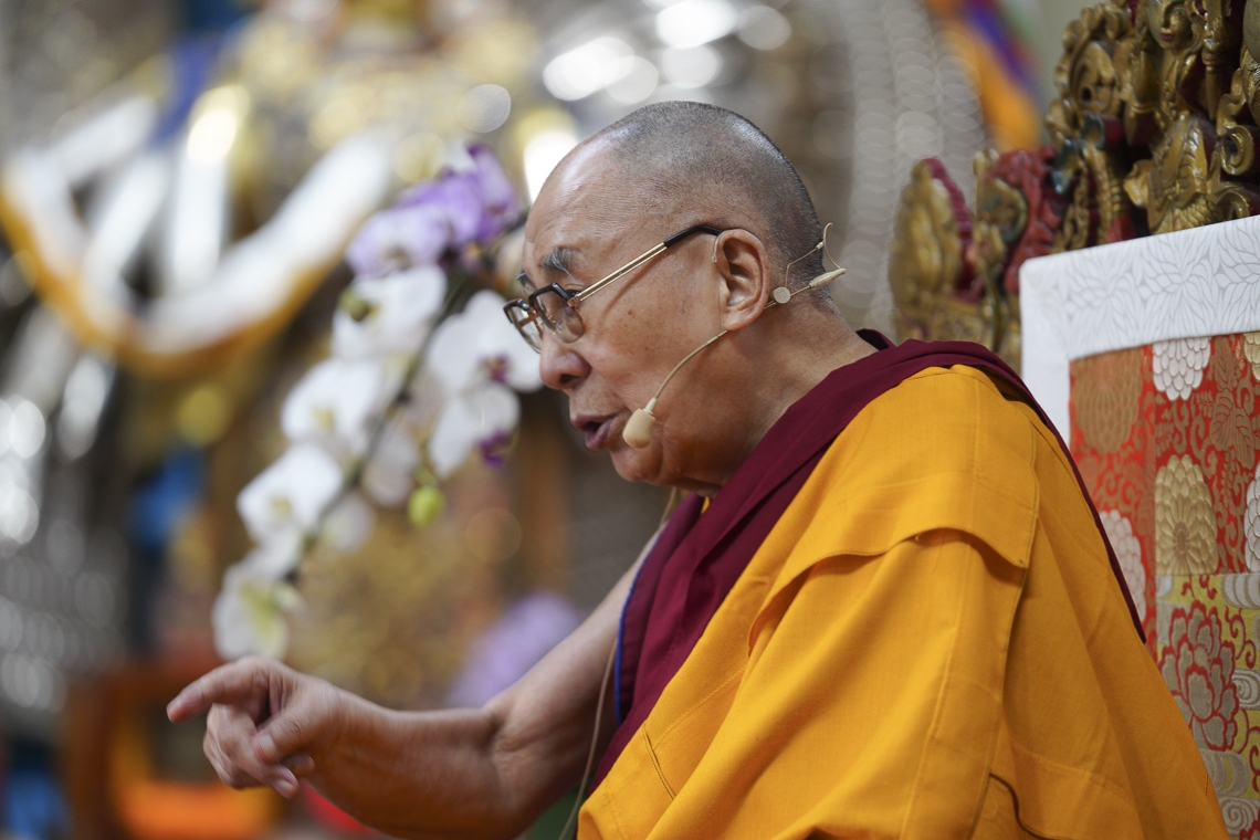 Su Santidad el Dalái Lama hablando en el primer día de sus enseñanzas en el Templo Principal Tibetano en Dharamsala, HP, India el 3 de octubre de 2019. Foto de Ven Tenzin Jamphel