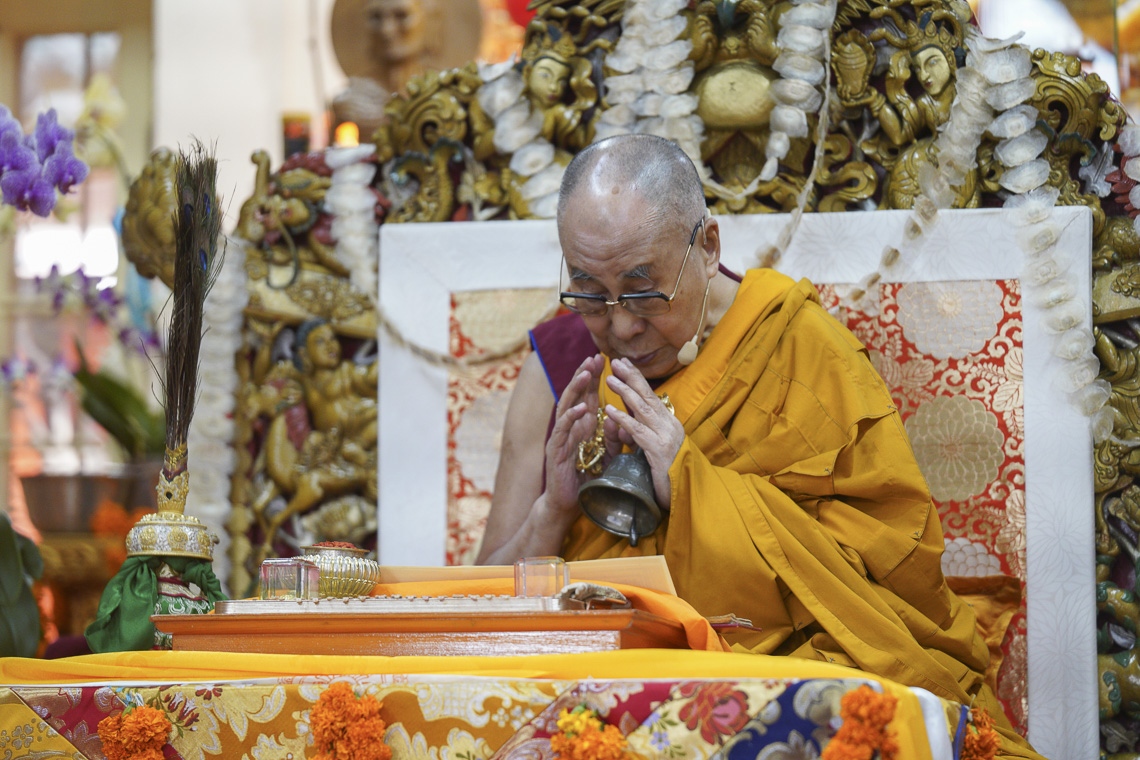 Su Santidad el Dalái Lama completando los procedimientos preparatorios para el permiso de Mahamayuri que otorgará al final del último día de enseñanzas en el Templo Principal Tibetano en Dharamsala, HP, India, el 5 de octubre de 2019. Foto de Ven Tenzin Jamphel