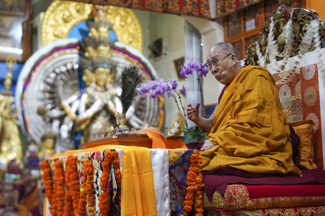Su Santidad el Dalái Lama dirigiéndose a la reunión en el último día de enseñanzas en el Templo Principal Tibetano en Dharamsala, HP, India, el 5 de octubre de 2019. Foto de Ven Tenzin Jamphel
