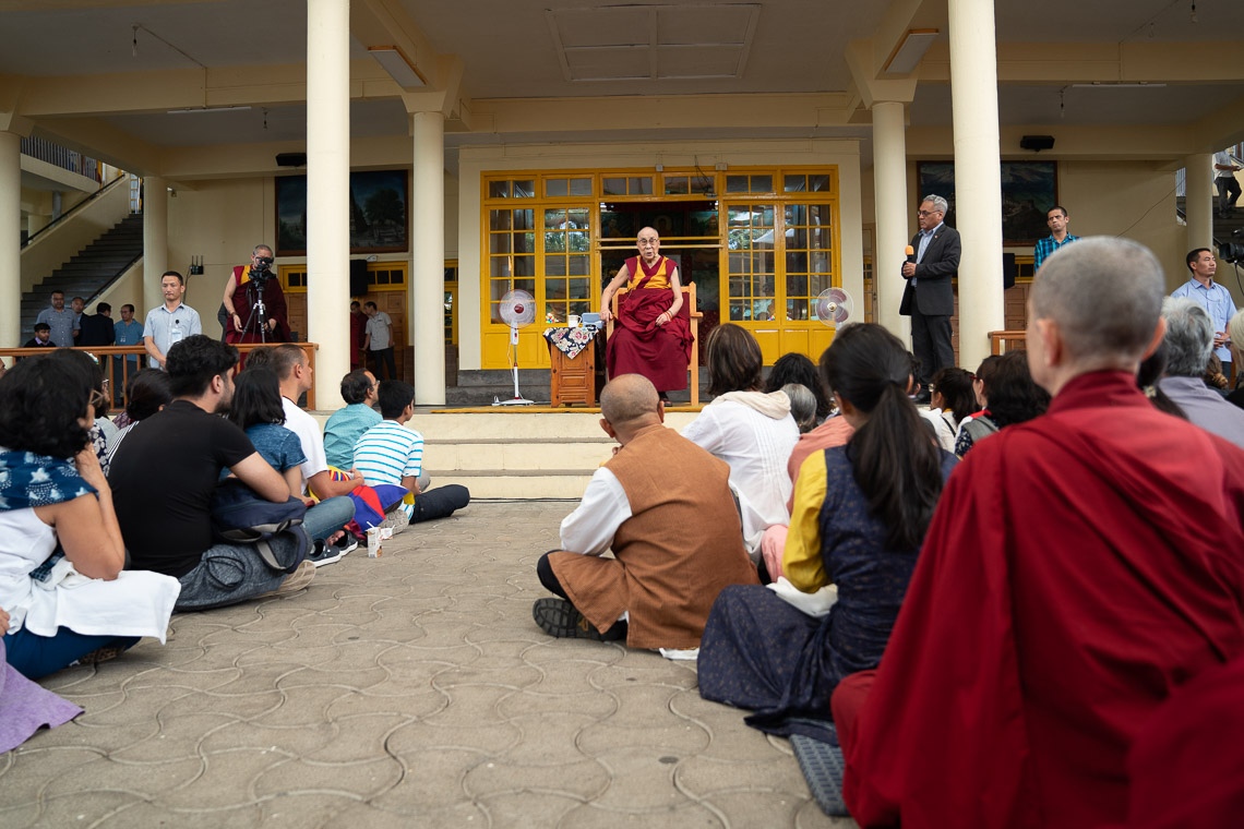 Su Santidad el Dalái Lama hablando a los visitantes de la India y del extranjero en el patio del Templo Principal Tibetano en Dharamsala, HP, India el 9 de junio de 2018. Foto de Tenzin Choejor