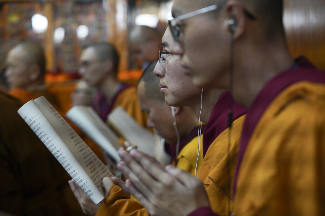  Monjes de Taiwán siguiendo el texto del último día de las enseñanzas de Su Santidad el Dalái Lama a petición de un grupo de Taiwán en el Templo Principal Tibetano en Dharamsala, HP, India, el 5 de octubre de 2019. Foto de Ven Tenzin Jamphel