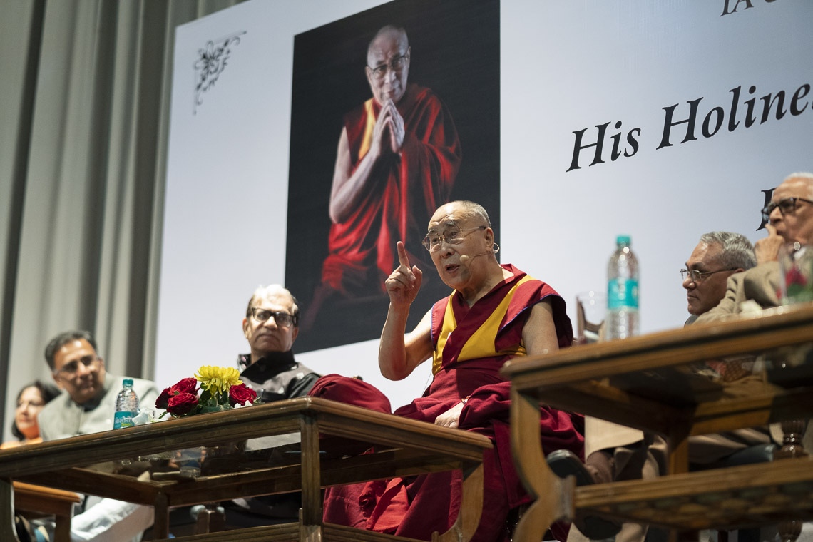 Su Santidad el Dalái Lama dirigiéndose a la reunión en la primera conferencia conmemorativa de Yuvraj Krishan en el auditorio Siri Fort en Nueva Delhi, India, el 8 de diciembre de 2018. Foto de Lobsang Tsering