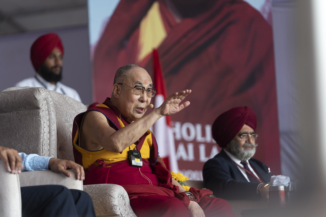 Su Santidad el Dalái Lama dirigiéndose a la reunión en la Universidad de Chandigarh en Chandigarh, India, el 15 de octubre de 2019. Foto de Tenzin Choejor