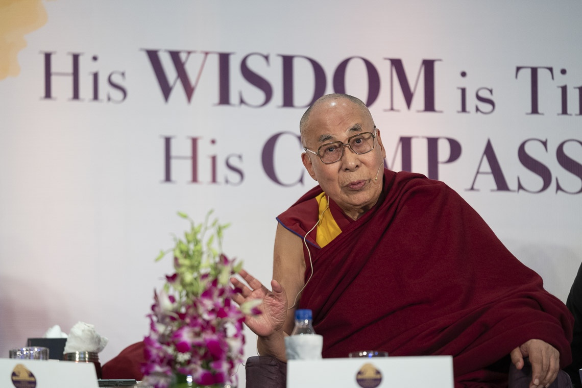 Su Santidad el Dalái Lama se dirige a los 100 líderes empresariales reunidos en el Salón de Convenciones Maurya Sheraton en Nueva Delhi, India, el 10 de diciembre de 2018. Foto de Tenzin Choejor