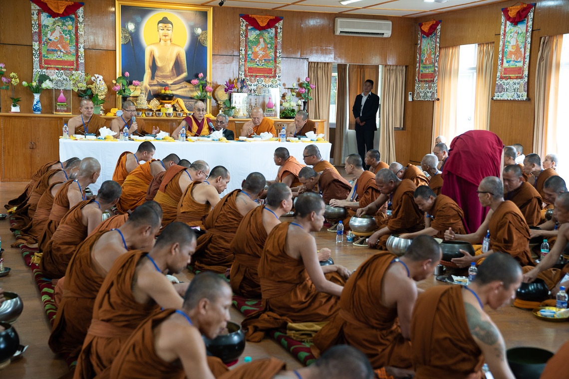 Su Santidad el Dalái Lama almorzando con monjes tailandeses y sus partidarios en su residencia de Dharamsala, HP, India, el 9 de junio de 2018. Foto de Tenzin Choejor