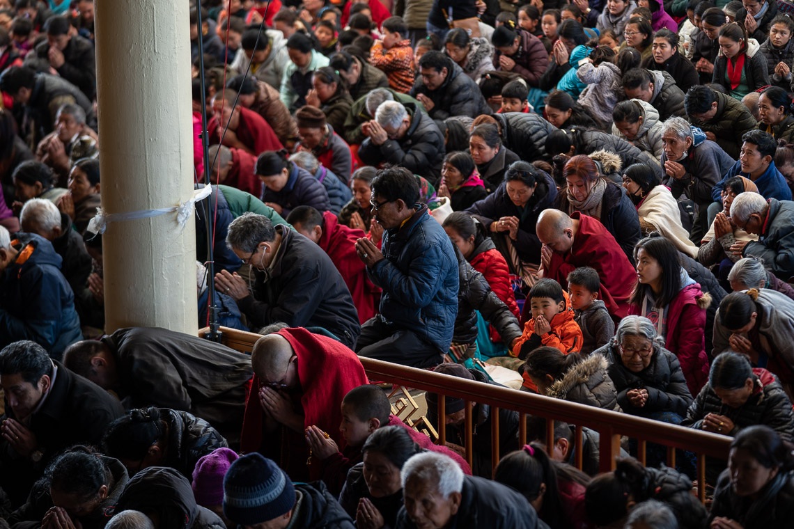 Miembros de la multitud llenando el patio del Templo Principal Tibetano durante la ceremonia para generar la mente del despertar de la iluminación y tomar los votos de bodisatva de Su Santidad el Dalái Lama en Dharamsala, HP, India el 23 de febrero de 2019. Foto de Tenzin Choejor