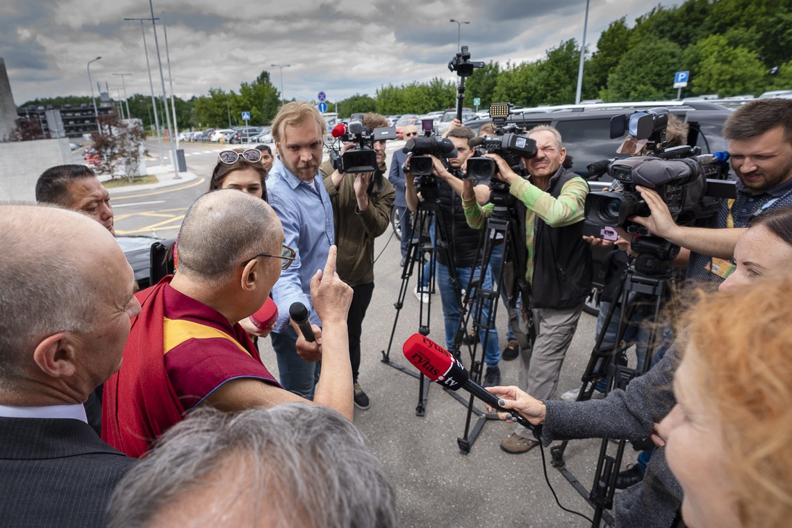 Su Santidad el Dalái Lama respondiendo a las preguntas de los periodistas en el aeropuerto de Vilnius, Lituania, el 12 de junio de 2018. Foto de Tenzin Choejor