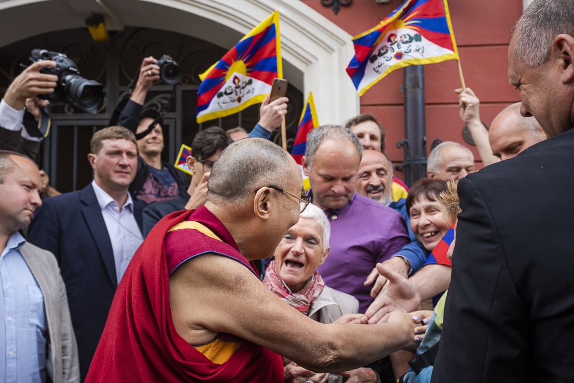 Amigos y simpatizantes dan la bienvenida a Su Santidad el Dalái Lama cuando llega a su hotel en Vilnius, Lituania, el 12 de junio de 2018. Foto de Tenzin Choejor