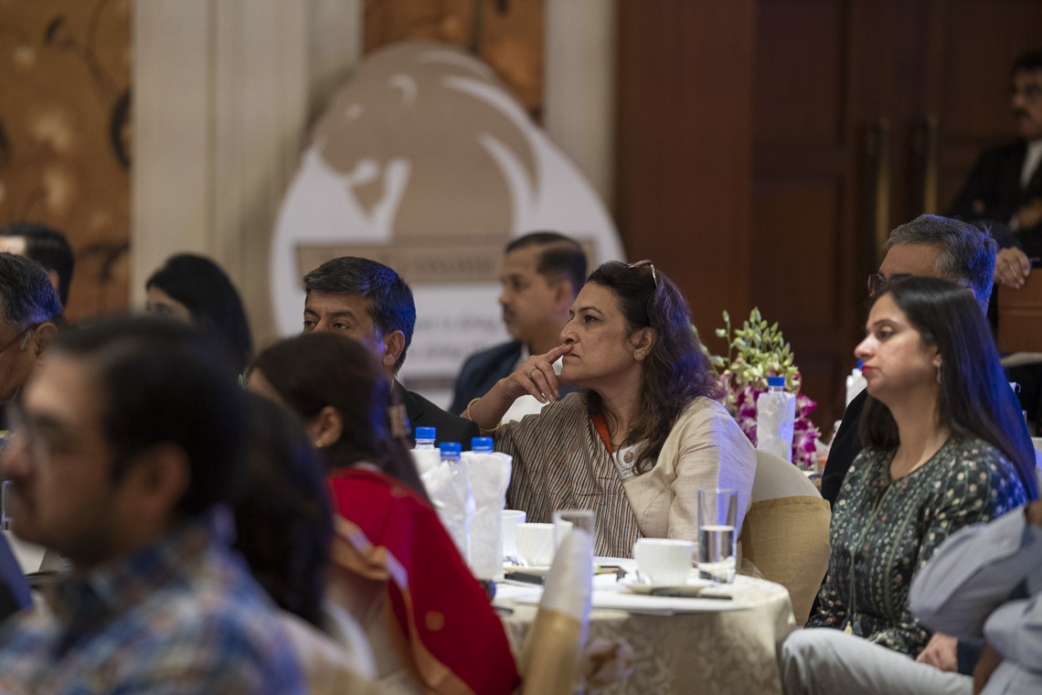 Algunos de los más de 100 líderes empresariales que escuchan a Su Santidad el Dalái Lama se dirigen al Consejo de Liderazgo de la India en Nueva Delhi, India, el 10 de diciembre de 2018. Foto de Tenzin Choejor